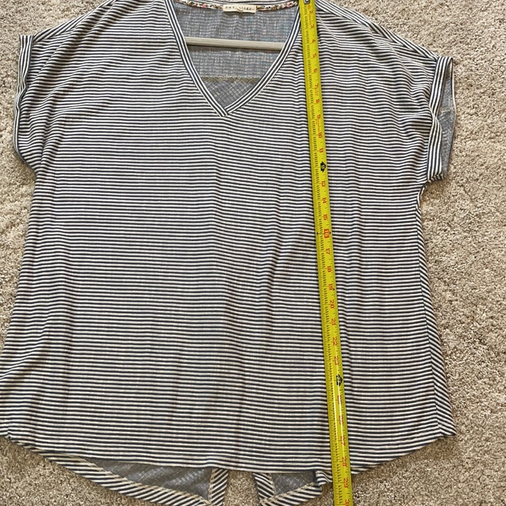 Adorable Retrology blue/white striped short sleeve button back top, 1x - Picture 4 of 7